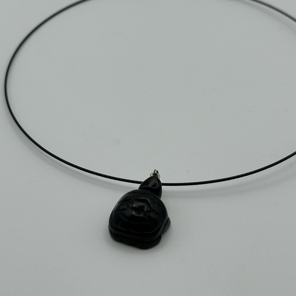 Obsidian turtle carving pendant on wire choker with silver hardware - Picture 3 of 8